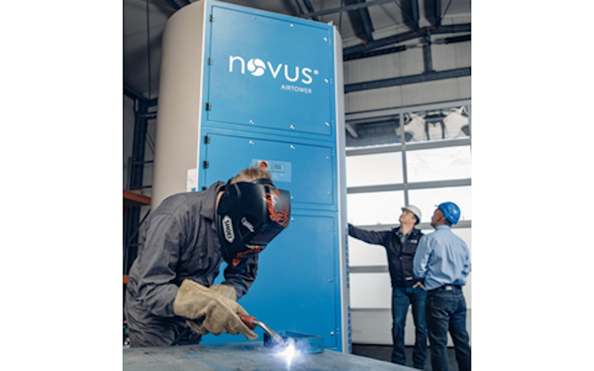 Schweißer schweißt vor dem blauen Novus Airtower