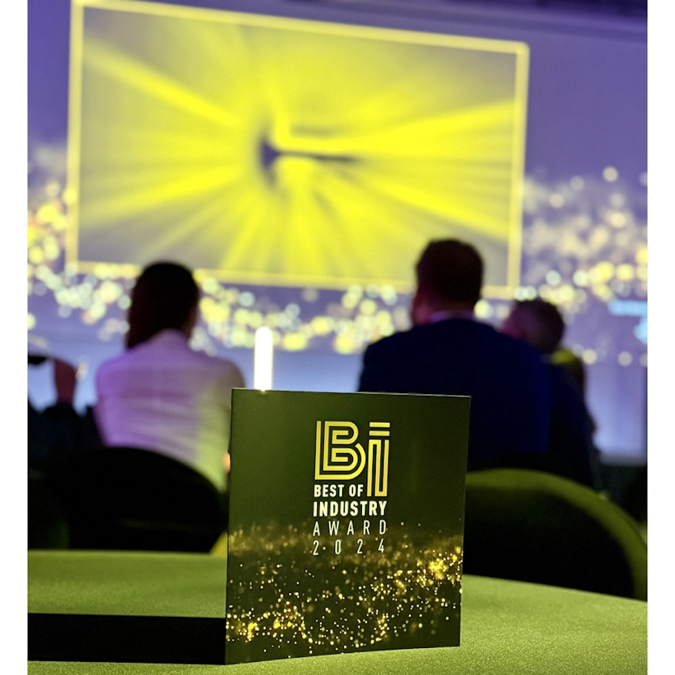 Tischkarte mit Award-Logo steht auf einer grünen Tischdecke