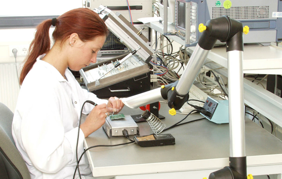 Soldering fume extraction for manual process tasks