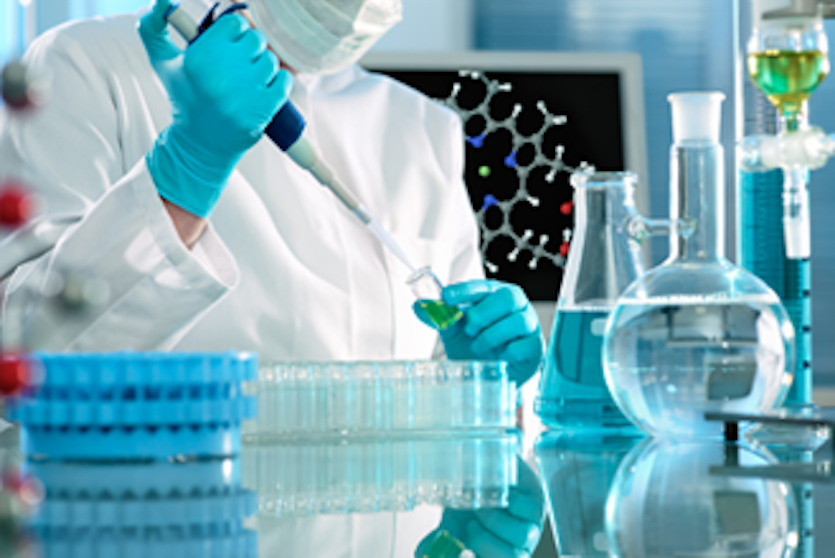 Person arbeitet im Labor mit Pipette