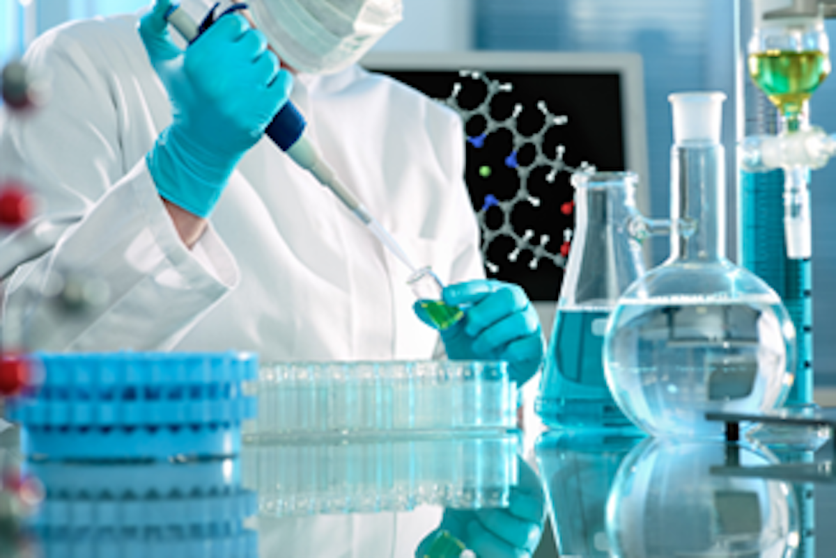Person arbeitet im Labor mit Pipette