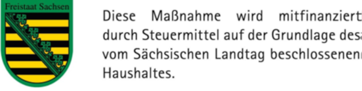 Logo des Freistaates Sachsen mit Text zum Förderprojekt