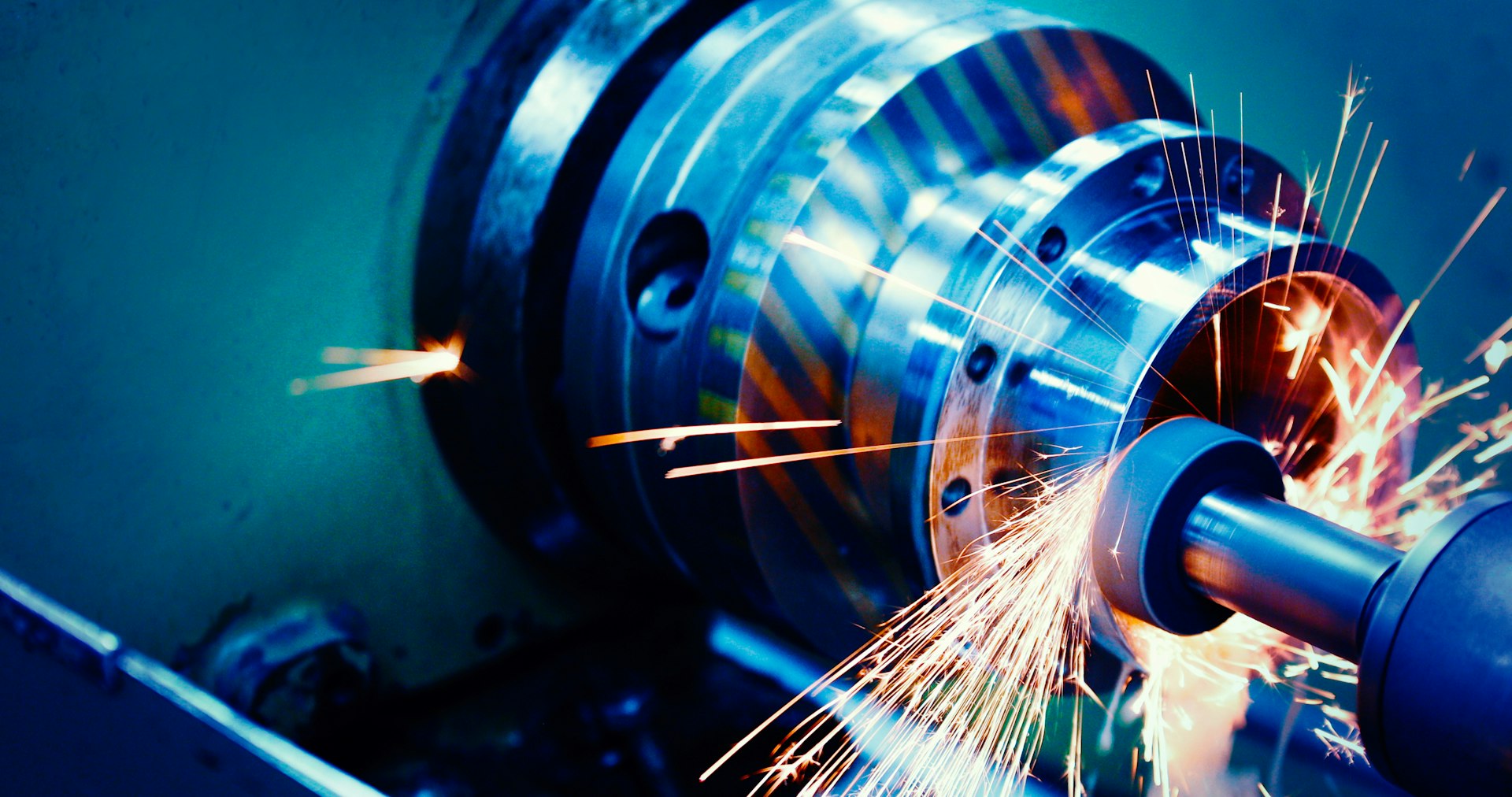 Metall wird per Drehung bearbeitet, Funken fliegen