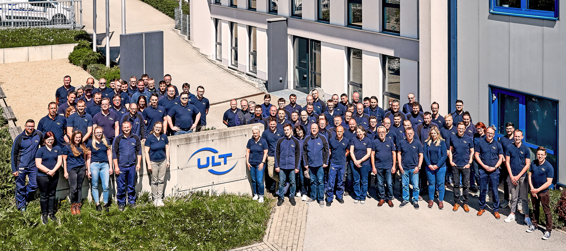 Mitarbeiter der ULT als Gruppenfoto vor dem Firmensitz