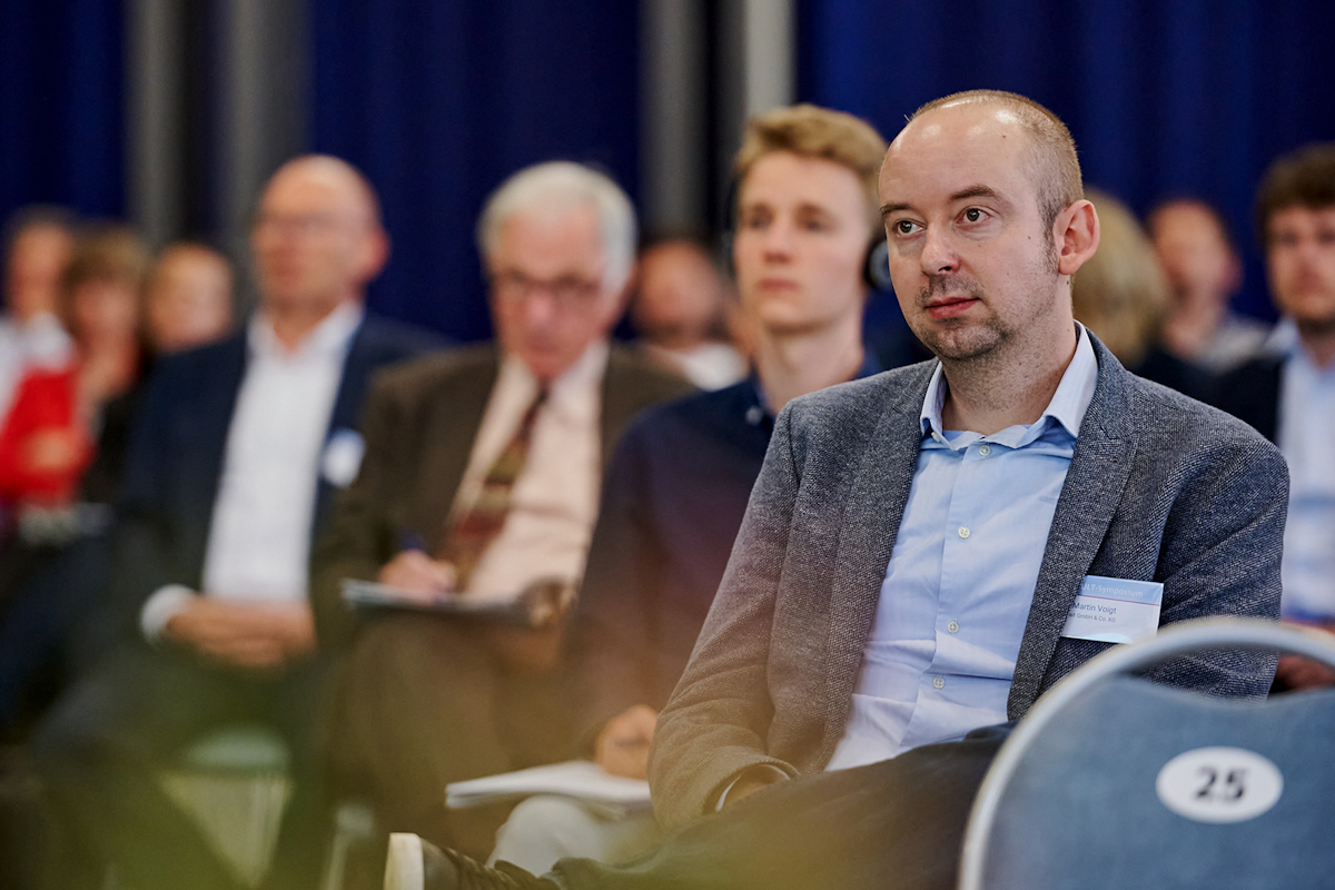 Besucher hören sich einen Vortrag an