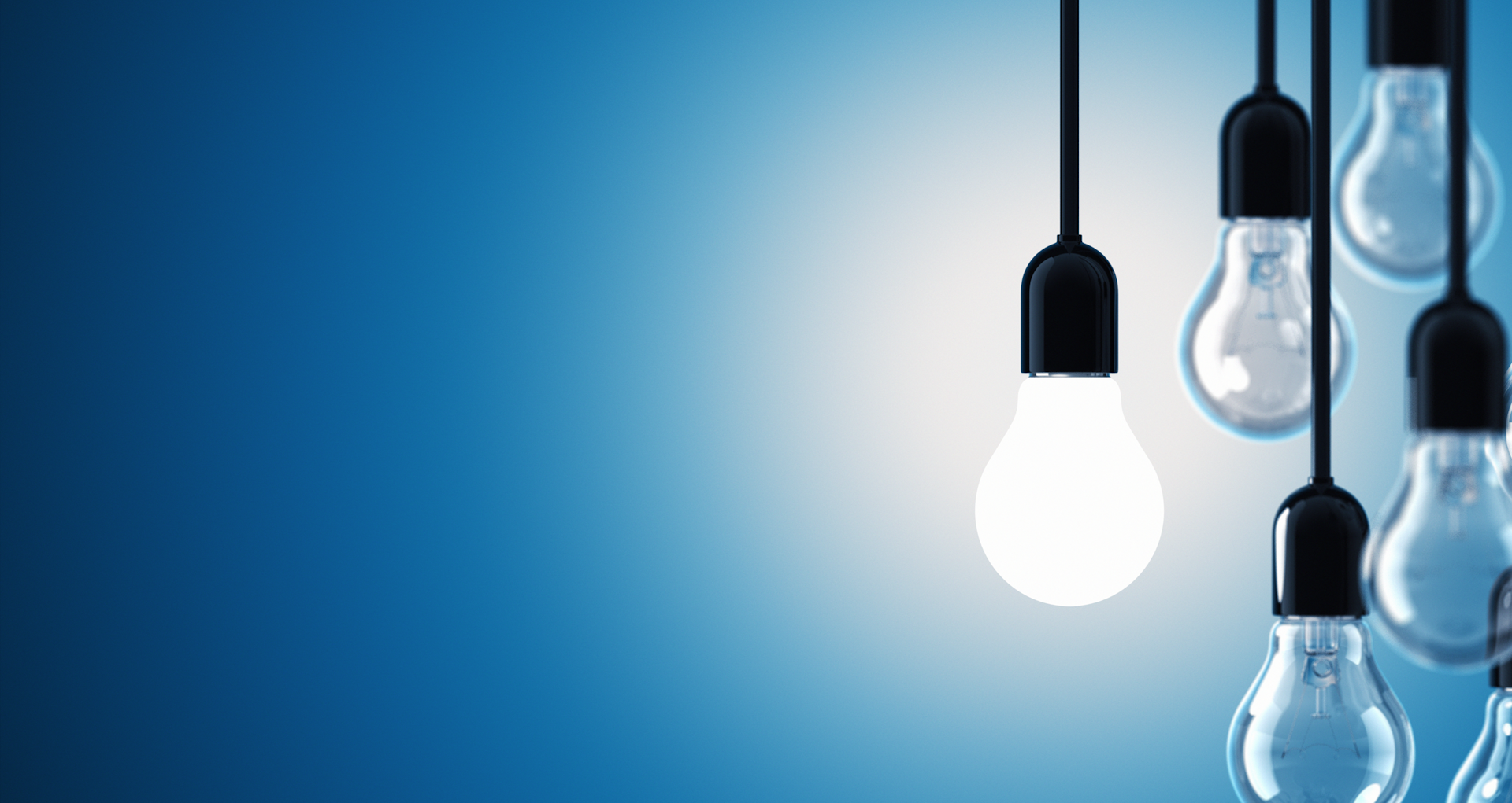 Glühlampen hängen von oben herab, blauer Hintergrund