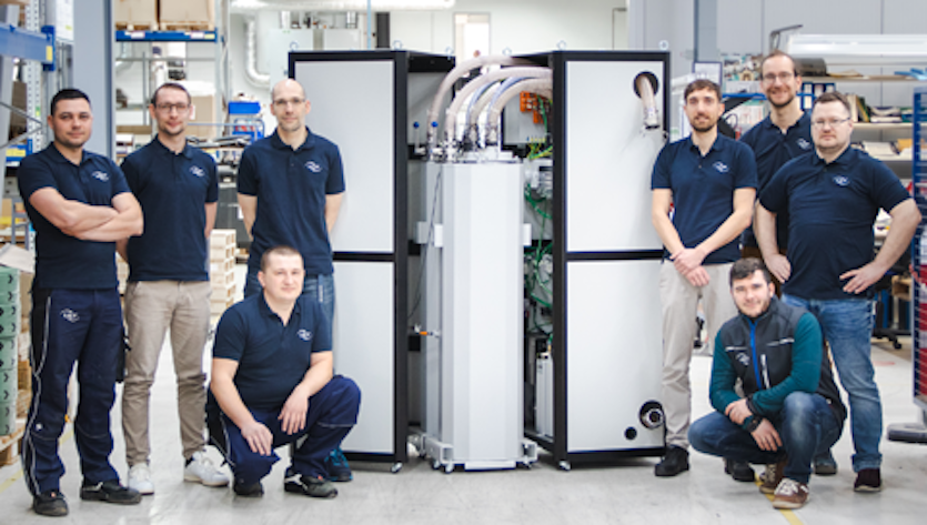 Acht ULT-Mitarbeiter stehe neben dem System zur Gasreinhaltung
