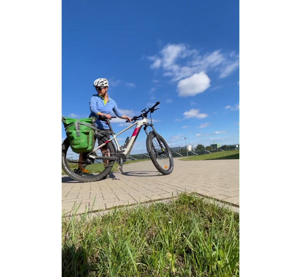 Mitarbeiterin der ULT mit ihrem Fahrrad nach Arbeitsschluss