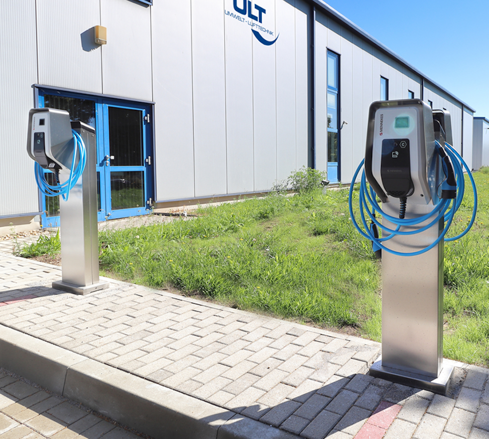 Zwei E-Auto-Ladesäulen mit blauen Stromkabeln