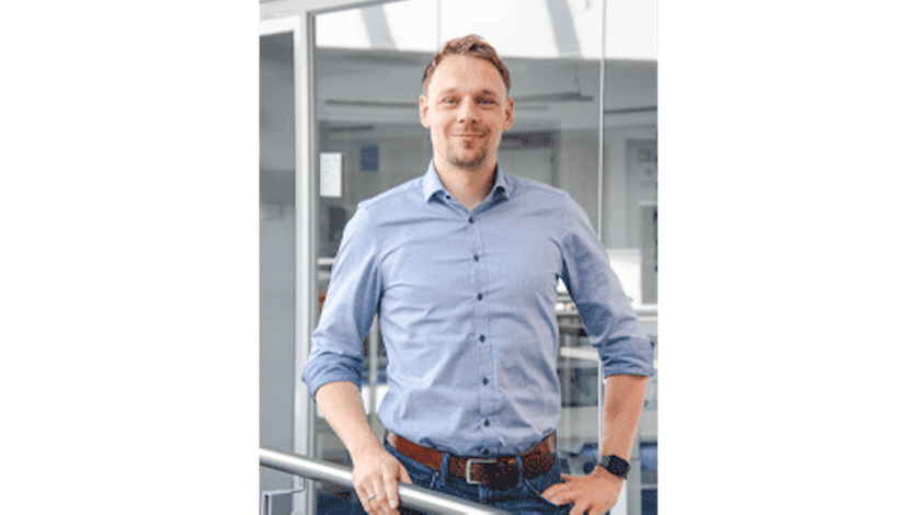 junger Mann mit blauem Hemd