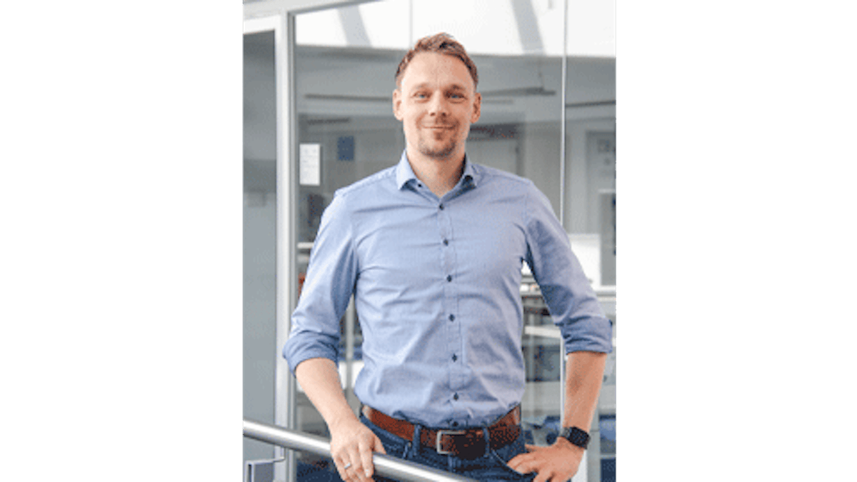 junger Mann mit blauem Hemd