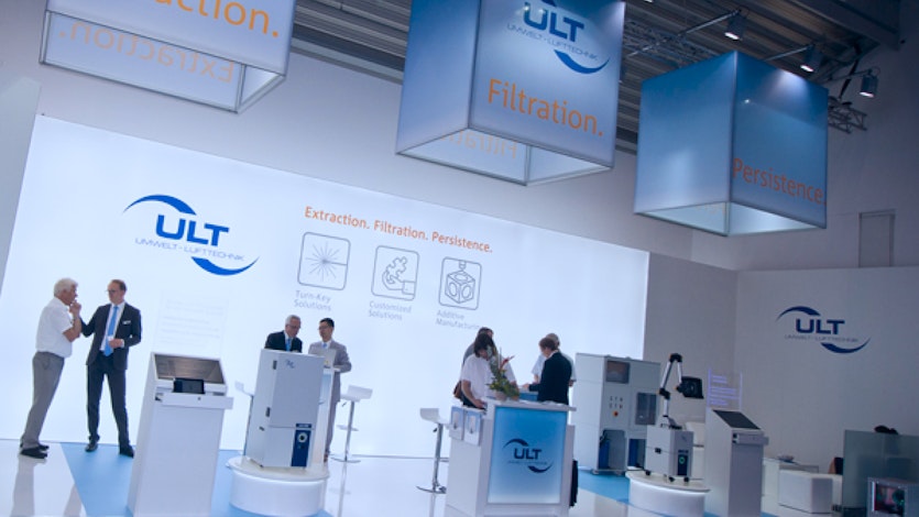 Messestand der ULT AG mit ULT-Mitarbeitern und Interessenten im Gespräch