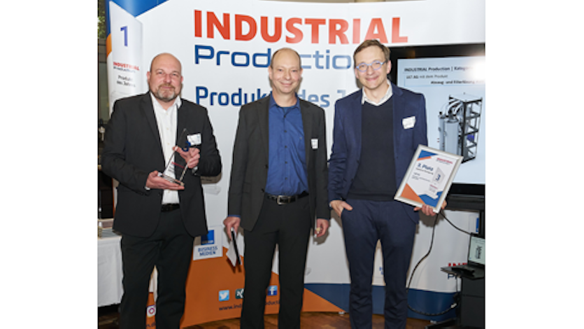 Drei Männer stehen nebeneinander und lächeln