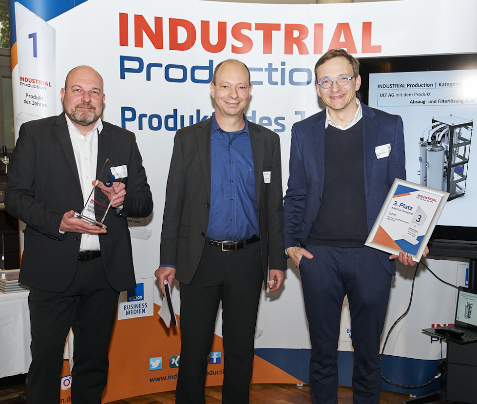 Dre Männer nebeneinander mit Preisen in den Händen