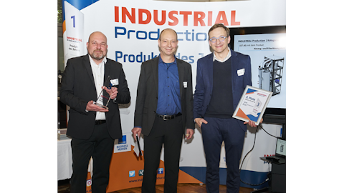 Drei Männer stehen nebeneinander und lächeln