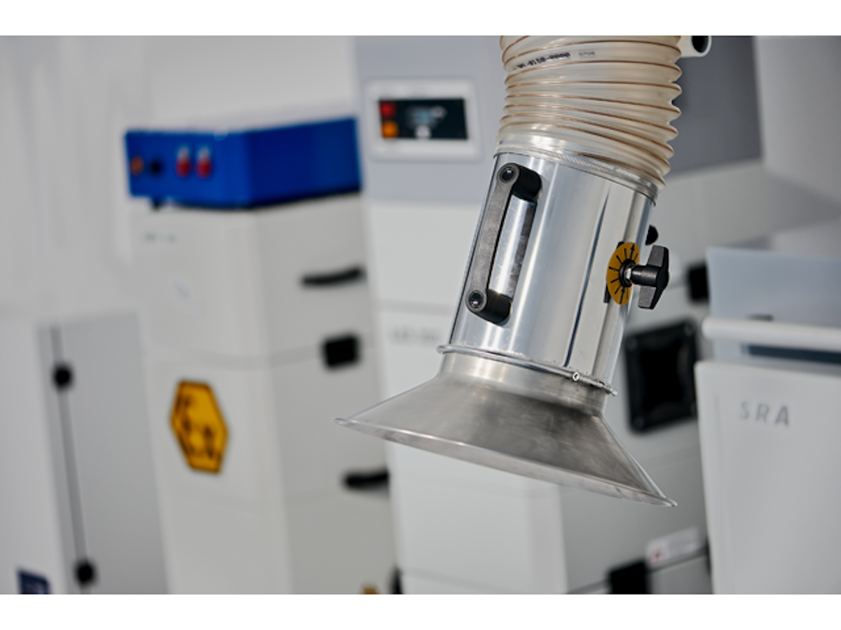 Bild aus dem Showroom der ULT AG mit Filteranlagen und Saughaube