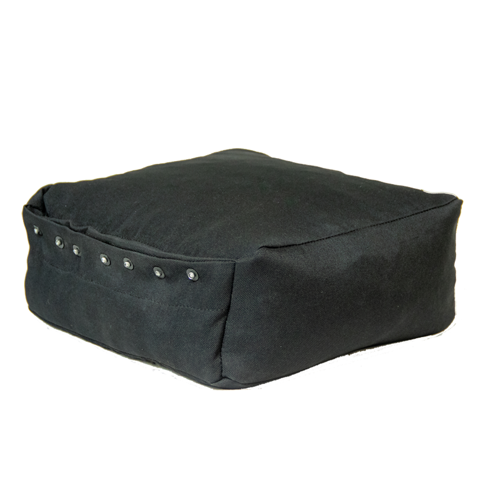 Schwarze rechteckige Textiltasche mit kleinen silbernen Knöpfen