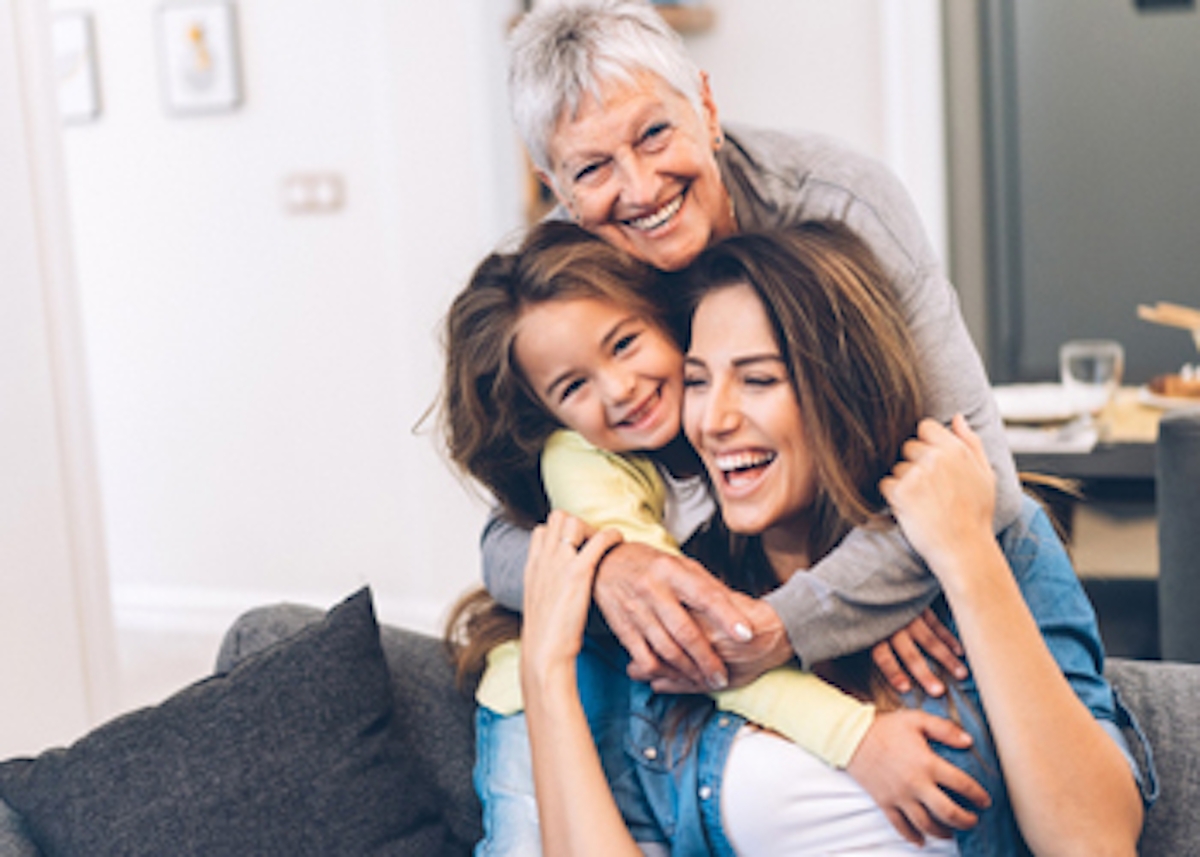 Tochter, Mutter und Großmutter glücklich zusammen im privaten Raum