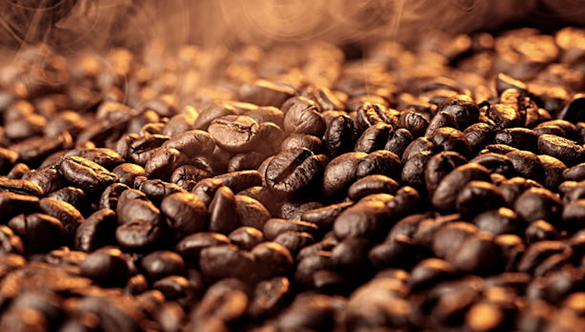 Lebensmittelpulver in einer braunen Schale mit Esslöffel