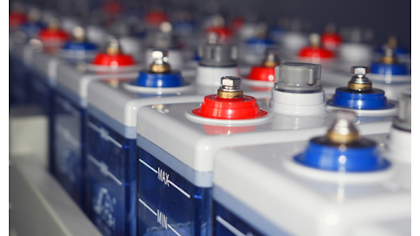 Mehrere Batterien sind hinter- und nebeneinander aufgereiht