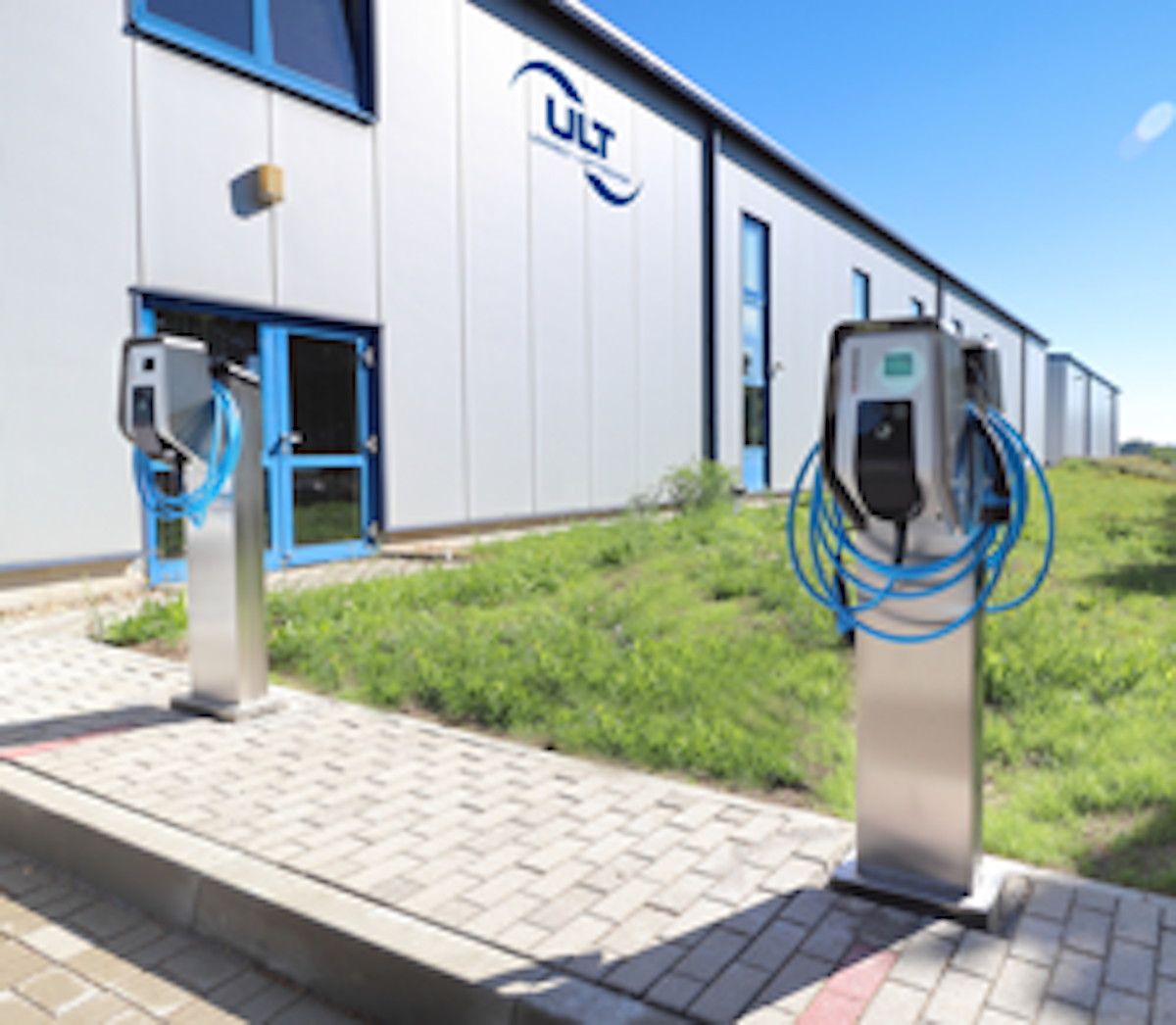 ULT – zwei von fünf neuen Ladesäulen zur E-Mobilität vor Firmengebäude