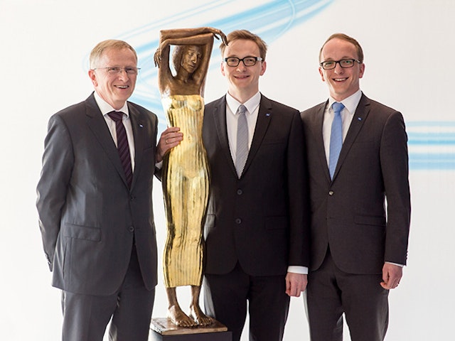 die zwei Geschäftsführer der ULT AG mit ihrem Vater und dem Preis „Sachsens Unternehmer des Jahres“