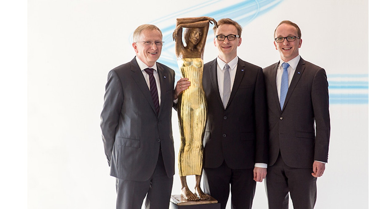 Vorstand der ULT AG präsentiert die Auszeichnung/Industriepreis