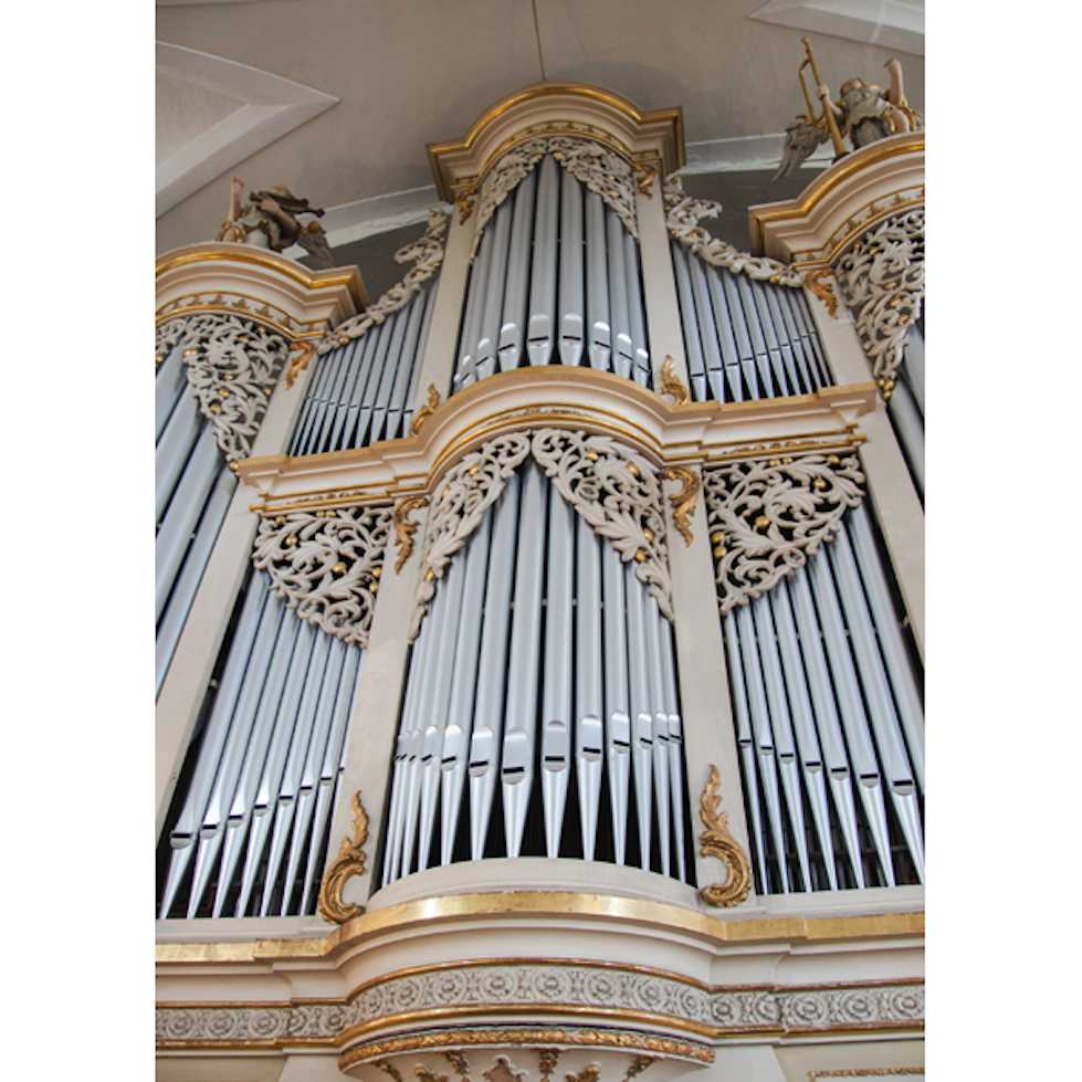 Bild einer Kirchenorgel mit Orgelpfeifen und Verzierungen